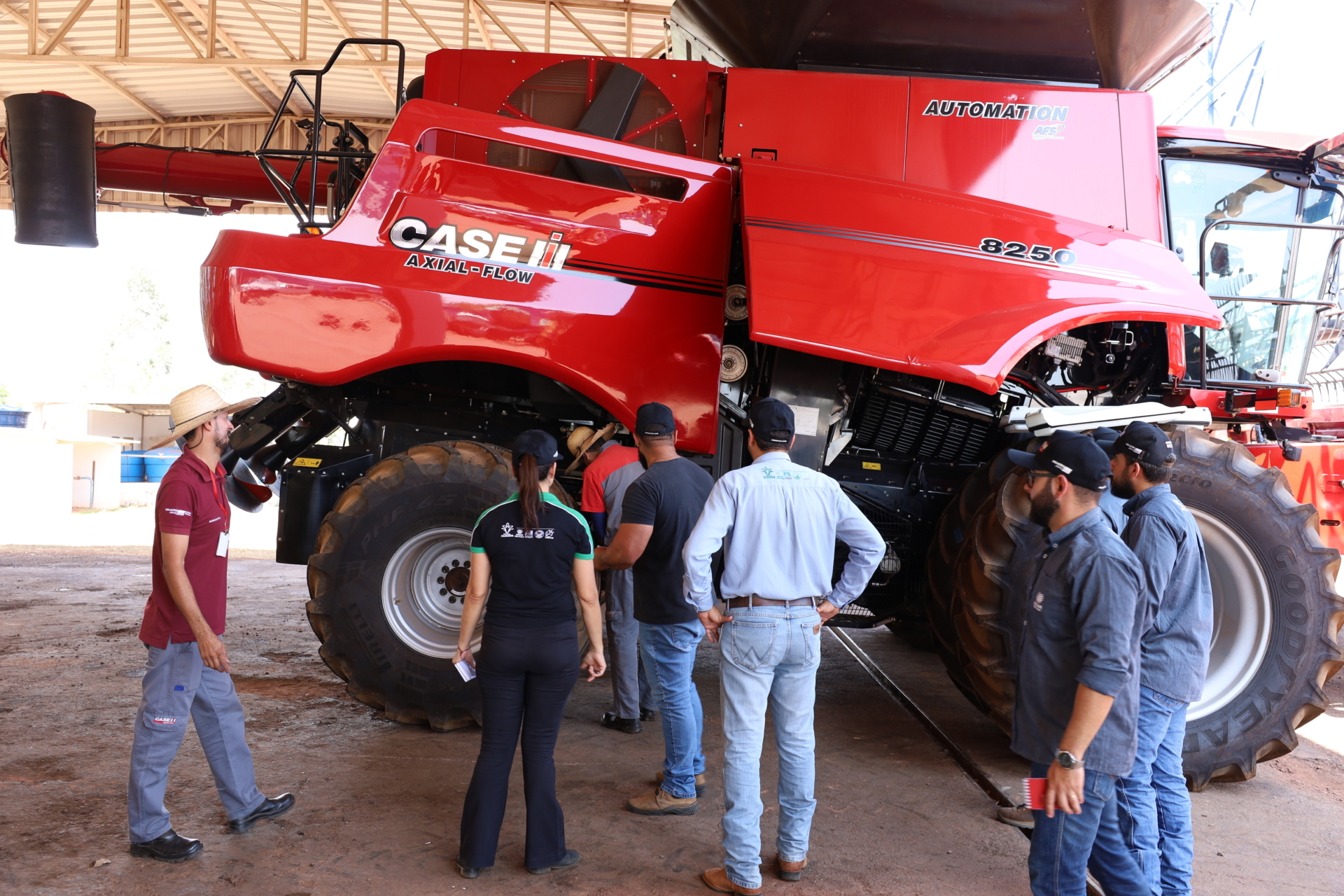 Senar-MT recebe colheitadeira da Case IH no CT Rondonópolis