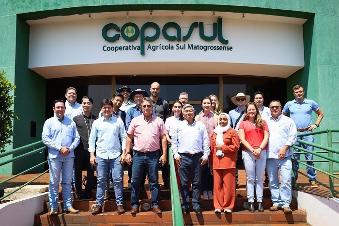 CNA leva diplomatas para conhecer produção de fios de algodão e fécula de mandioca