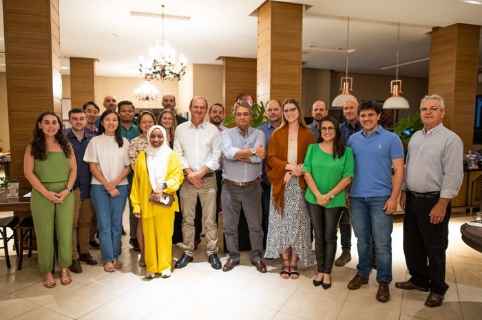 Diplomatas do Agrobrazil se reúnem com associação de suinocultores do MS