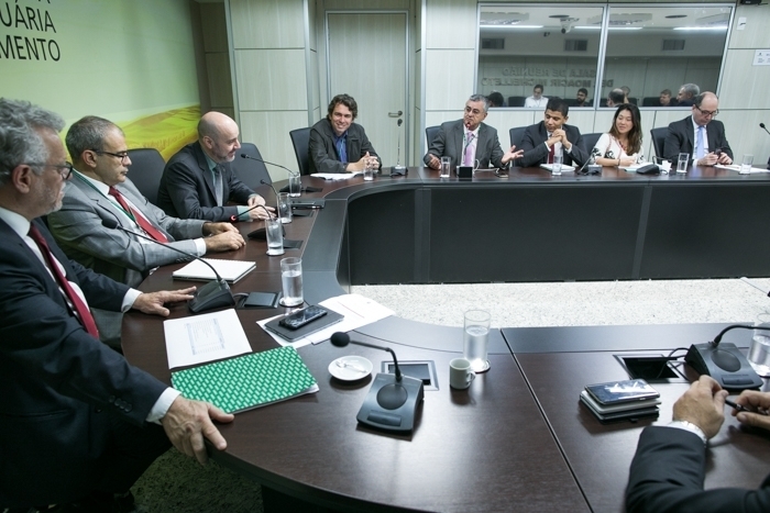 CNA discute renegociação de débitos de cafeicultores com governo e bancos