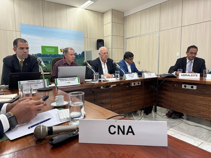 CNA apresenta oportunidades e desafio do mercado futuro do leite
