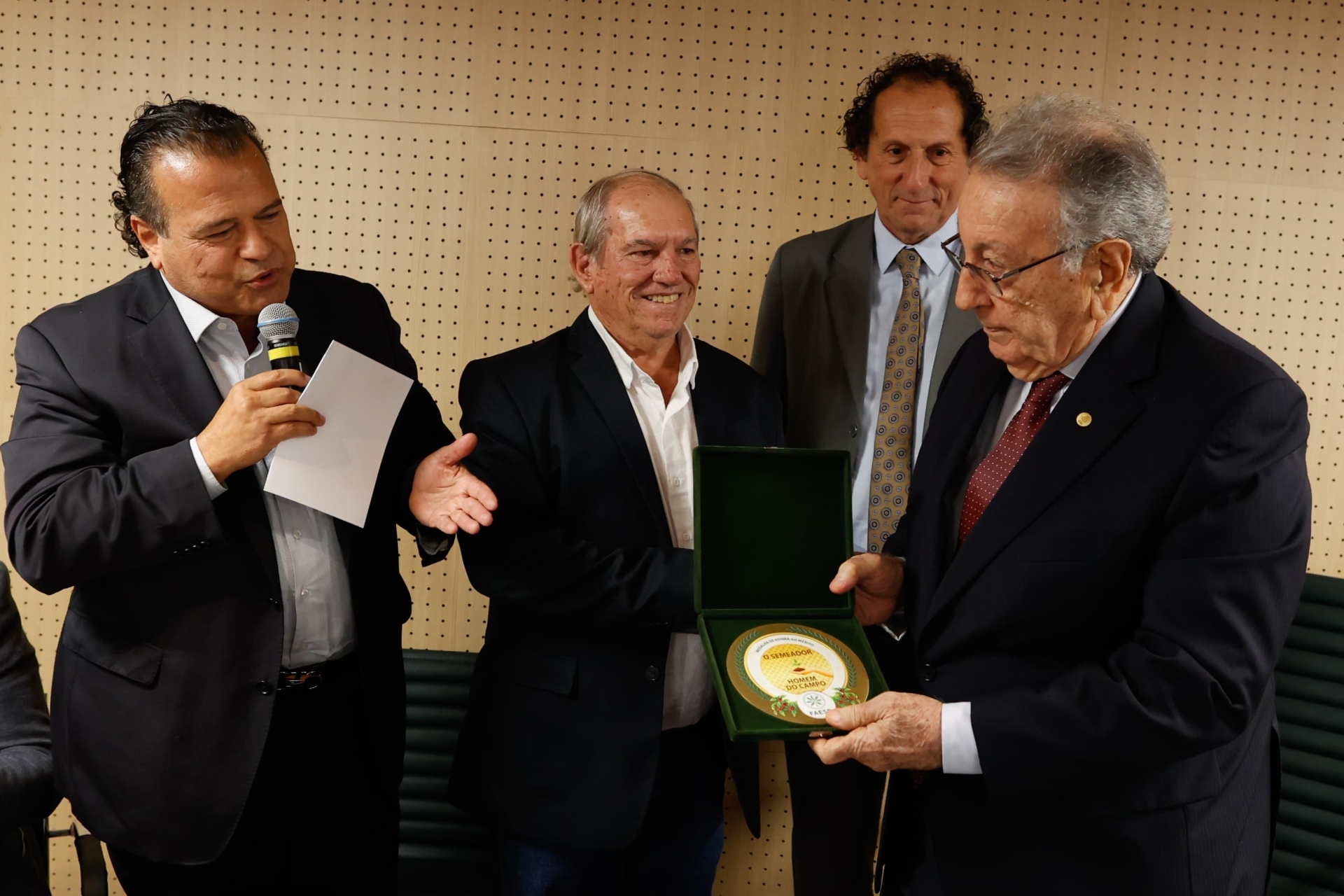 Presidente da CNA recebe homenagem da Faesp