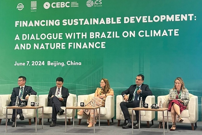 Sueme Mori ao centro