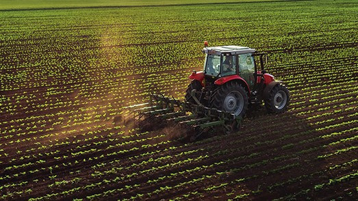 SENAR-PR busca instrutores para cursos de tratorista agrícola